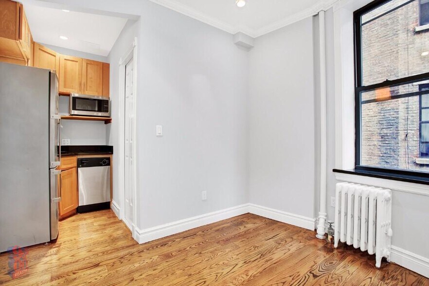 Primary Photo - 326 E 35th St