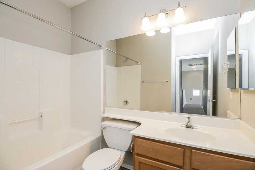 Building Photo - 1303 S Mansard