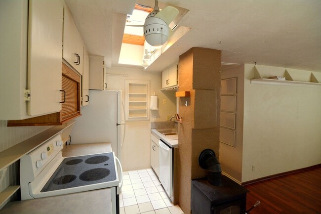 Building Photo - Shoreline 3 bedroom/1 bath