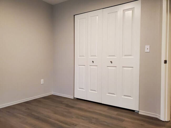 Building Photo - Updated 3 Bedroom 2 Bath Duplex In East Port Orchard