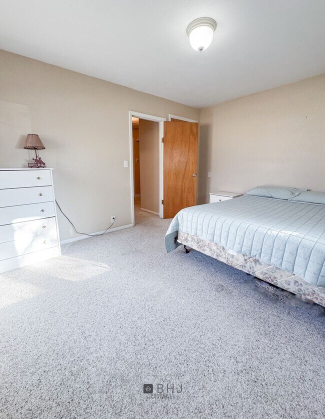 Building Photo - SHORT TERM 6 MONTH ONLY - Dog Friendly 3 b...