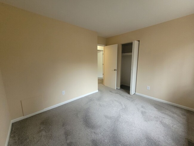 Building Photo - Remodeled Townhome