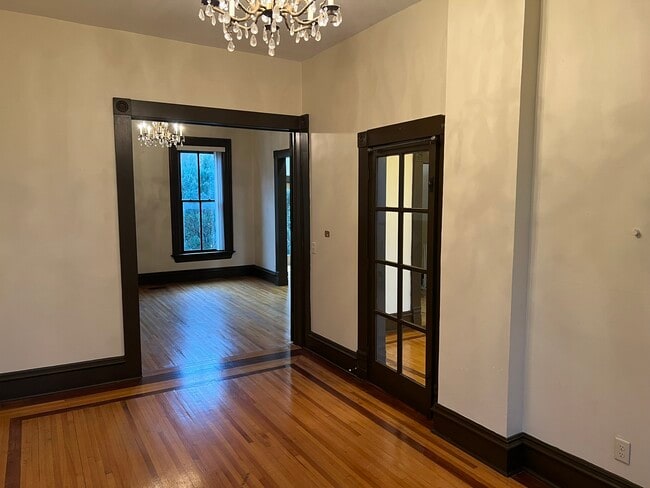 Building Photo - 721 W 7th St