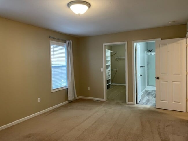 Building Photo - 4 Bedroom House Available August In Gilmor...
