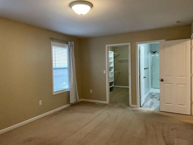 Building Photo - 4 Bedroom House Available August In Gilmore Farm