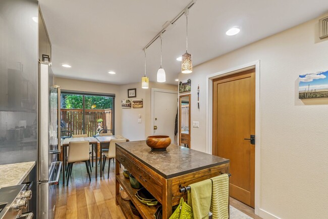 Building Photo - 2+ Bed 2.5 Bath East Madison Townhouse