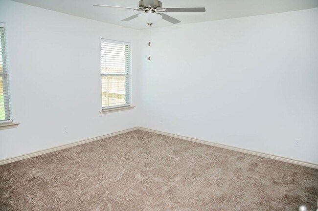 Building Photo - Move-In Ready & Made for Memories