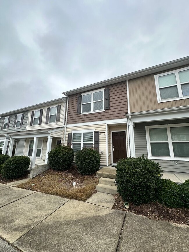 Building Photo - Spacious 3 Bed, 3.5 Bath Townhome in Desirable & Convenient Highland Creek Community!