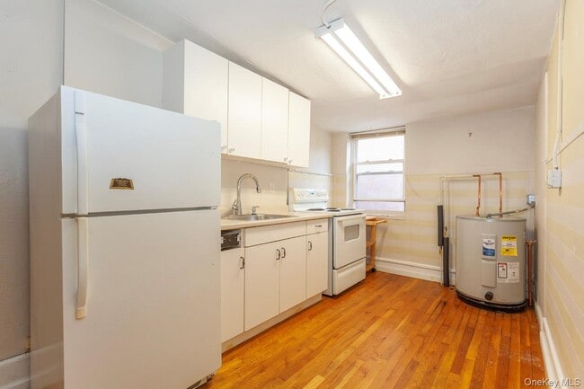 Building Photo - 14 S Division St