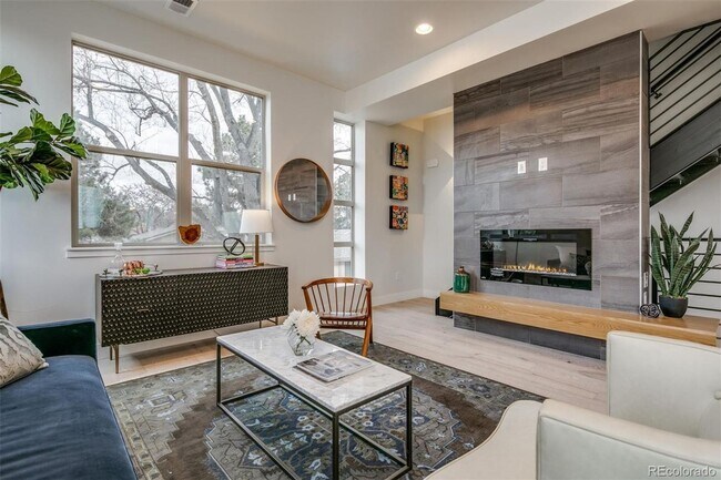 Building Photo - Beautiful Townhome in Southeast Denver