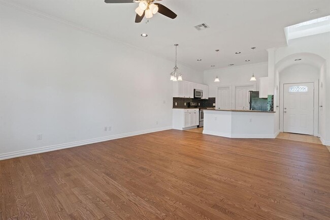Building Photo - 404 Mesa Dr