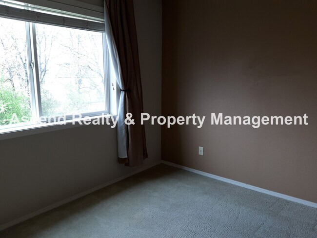 Building Photo - New Price & Available NOW! Great Bethany Location Fenced Yard Quick Access to Nike, Columbia Spor...