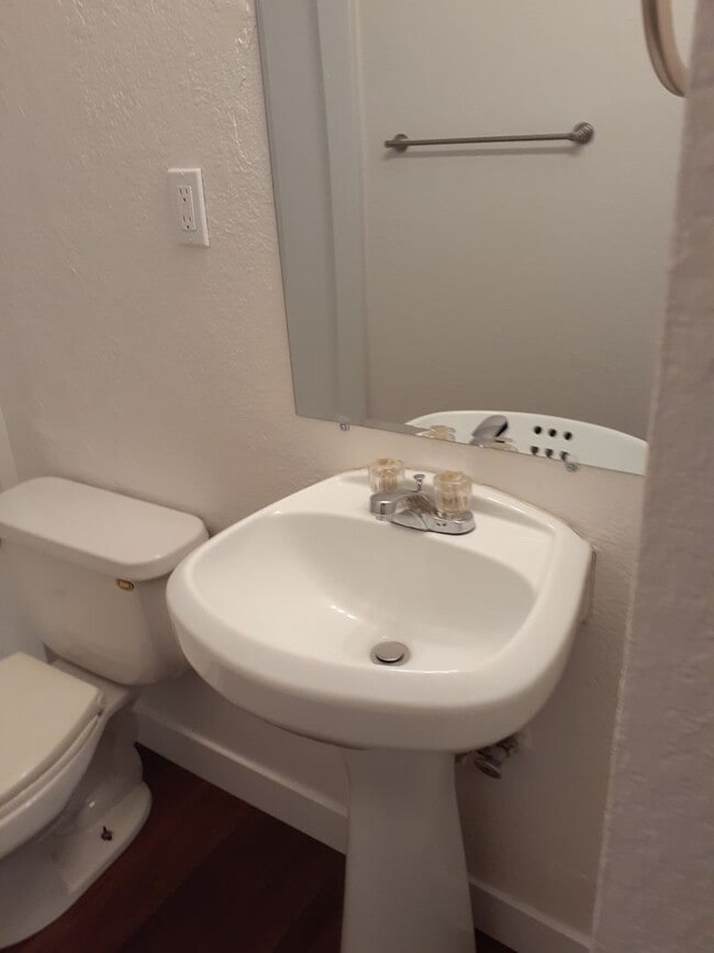 Building Photo - Spacious 4 Bed/2 Bath With Den  Updated Dec 2023.