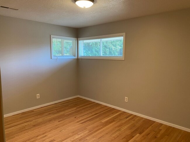 Building Photo - r115/119vDuplex