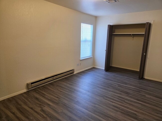 Building Photo - Cute Spacious 3 Bedroom Condo