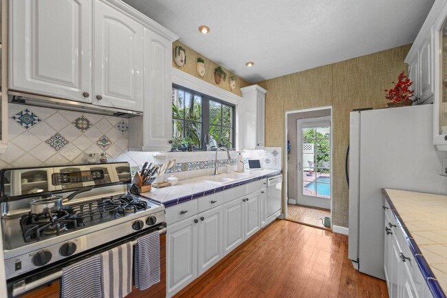 Building Photo - 605 Sunset Rd