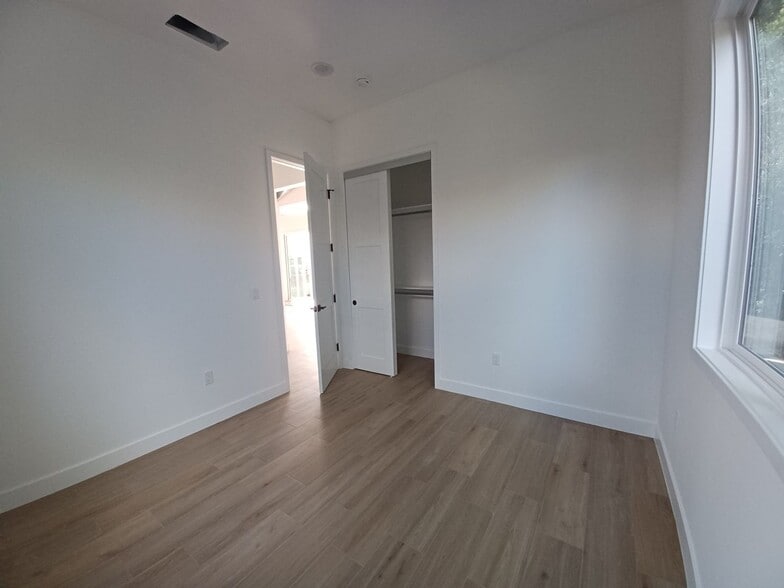 Building Photo - 319 E Ramona St