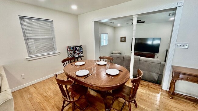 Building Photo - Gorgeous Fully Furnished 3 Bed/2 Bath Home...