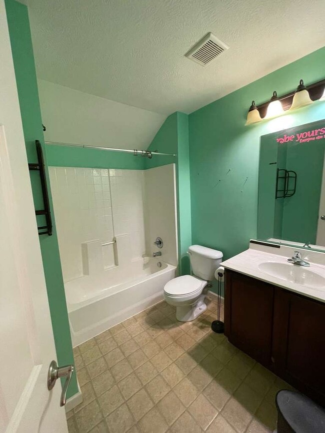 Building Photo - 6170 Ravenhill Rd