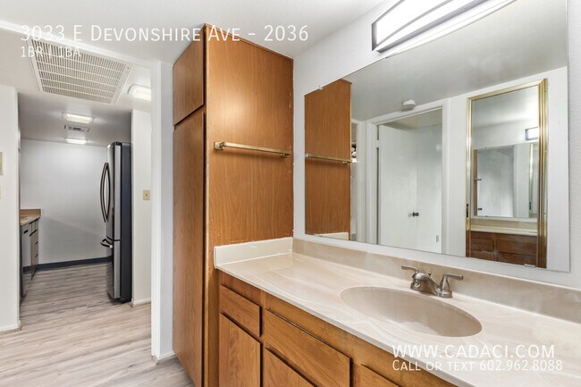 Building Photo - 3033 E Devonshire Ave