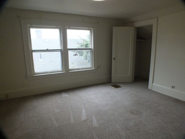 Building Photo - 6833 NE Glisan St