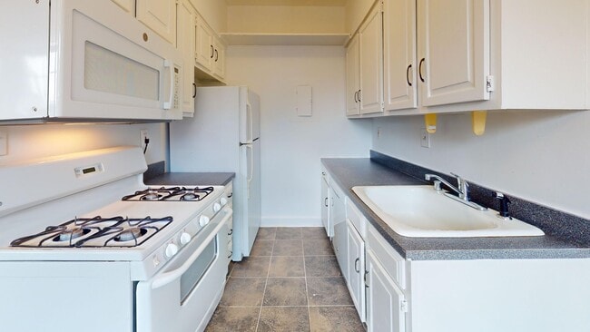 Building Photo - Top Floor Recently Updated MacArthur Blvd One Bedroom W/Parking Included