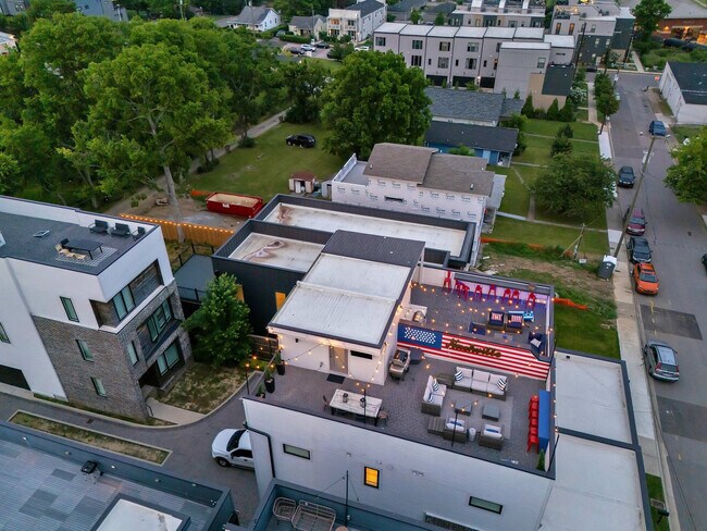 Building Photo - 2716 Delaware Ave