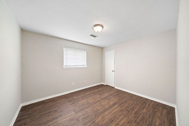 Building Photo - Spacious 3-Bedroom, 2-Bath Home with Moder...