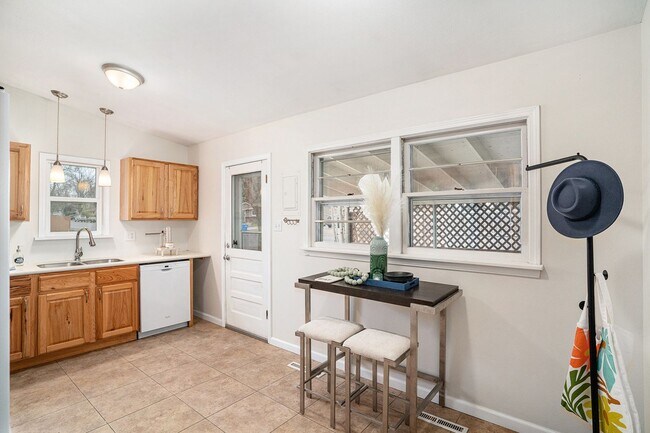Building Photo - 3 Bed ranch minutes from CSU and pet and s...