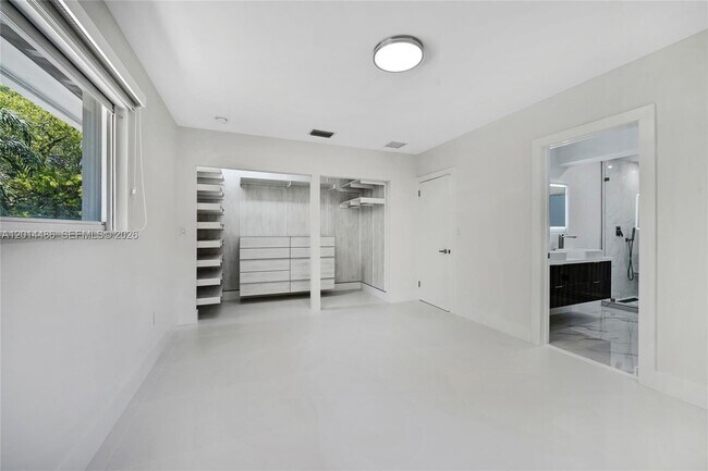 Building Photo - 711 Sunset Dr