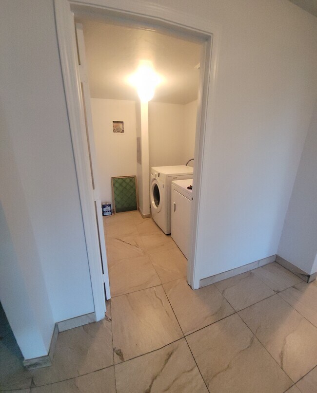 Building Photo - 711 E 7th Ave