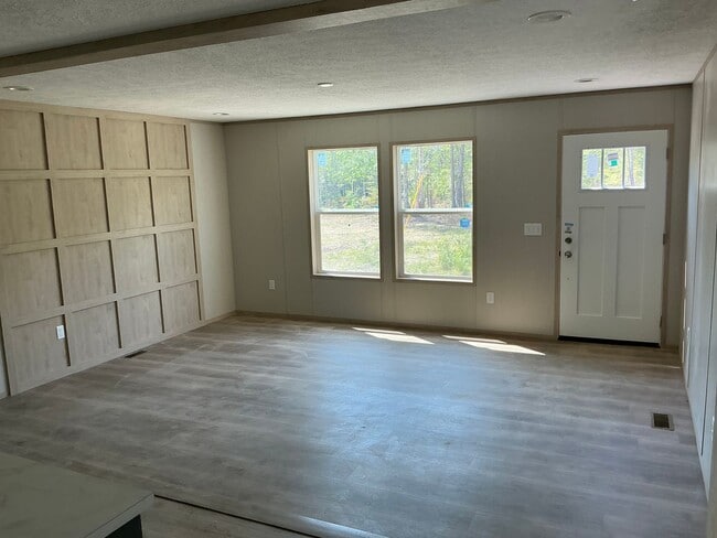 Building Photo - Quiet country living