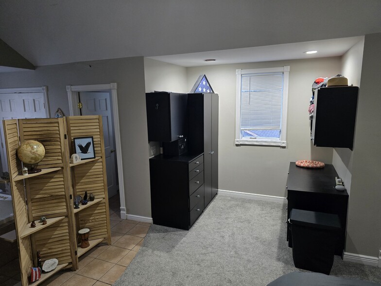 primary bedroom/bathroom - 407 N Arsenal Ave