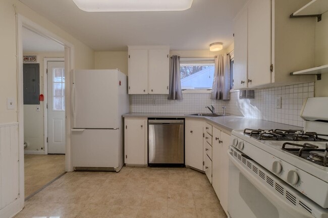 Building Photo - Classic Ranch Just Minutes from TC’s Best