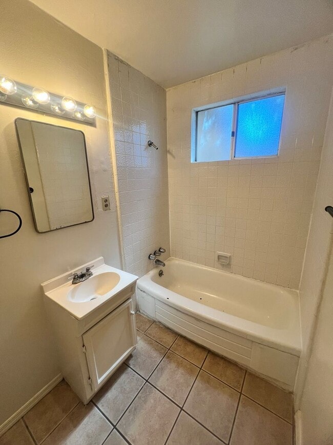 Building Photo - Midtown Ventura - Single story, three bedroom, two bath apartment