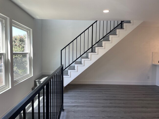 Building Photo - 323 S Broadway