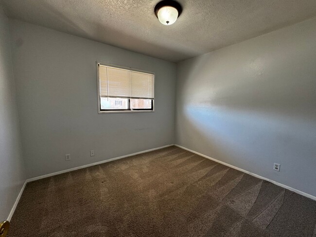 Building Photo - 3 Bed 2 bath in Northeast ABQ- $100/month ...