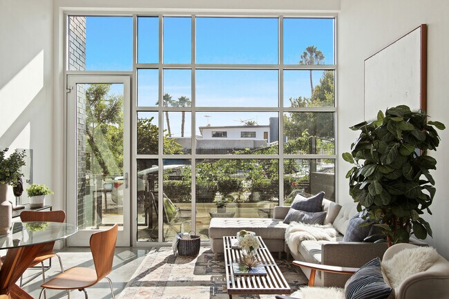 Building Photo - 3008 Santa Monica Blvd