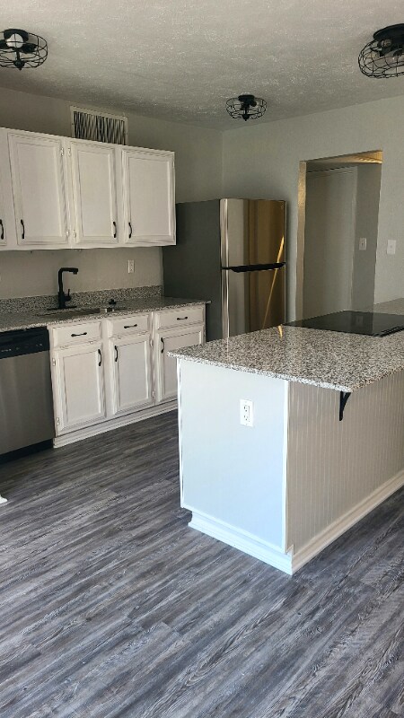 Building Photo - 510 Woodcrest Way