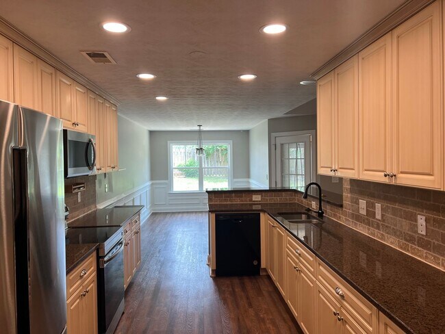 Building Photo - Beautiful Rental in Canterbury Farms in Gr...