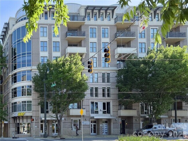 Building Photo - 718 W Trade St