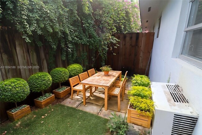 Building Photo - 915 NE 16th Terrace