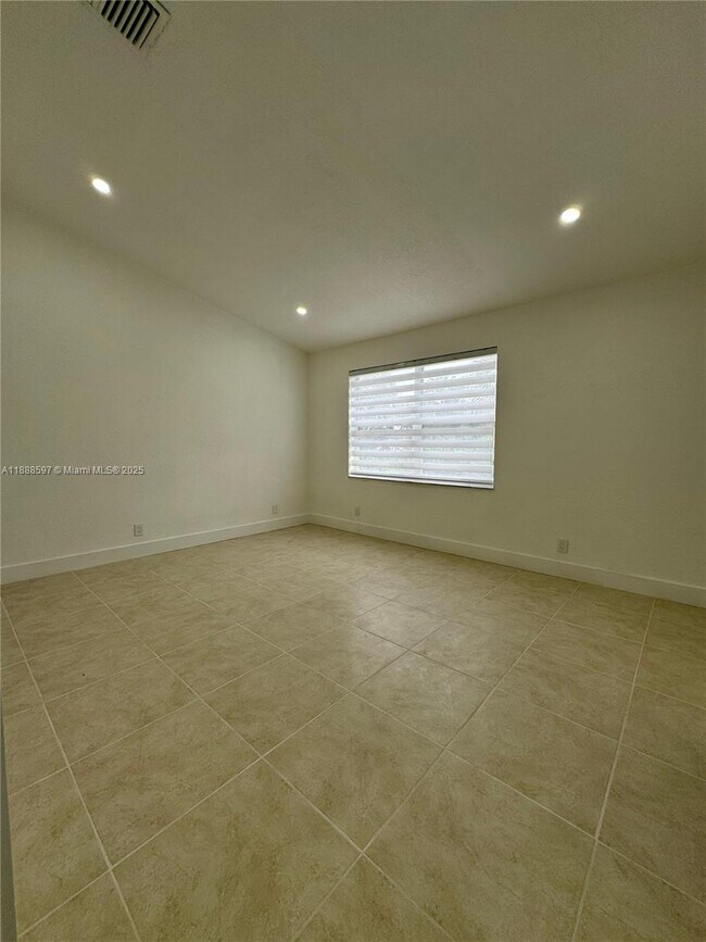 Building Photo - 16820 SW 1st Manor