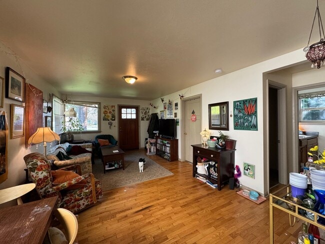 Building Photo - 7 Bed 2.5 Bath House - Near WWU