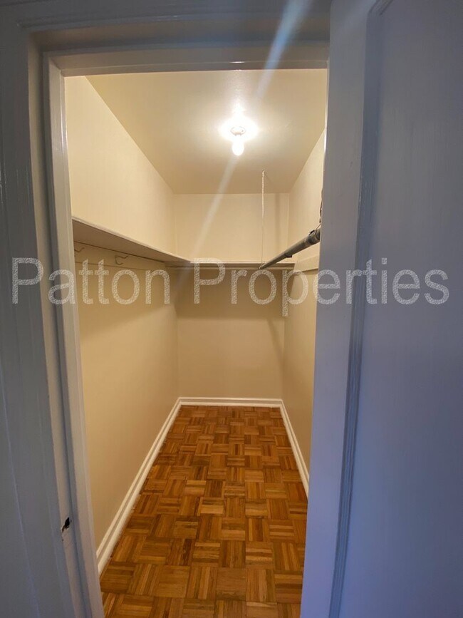 Building Photo - Five Points/ Wales Garden Condo