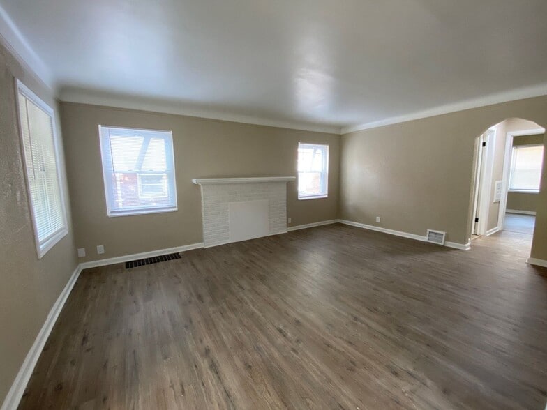 Building Photo - This beautifully updated 3-bedroom, 1-bath single-family home is ready for move-in!