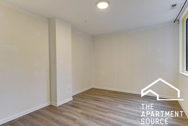 Building Photo - South Loop 3 bed 2 bath -- Updated Kitchen, HUGE Floorplan, Large Patio