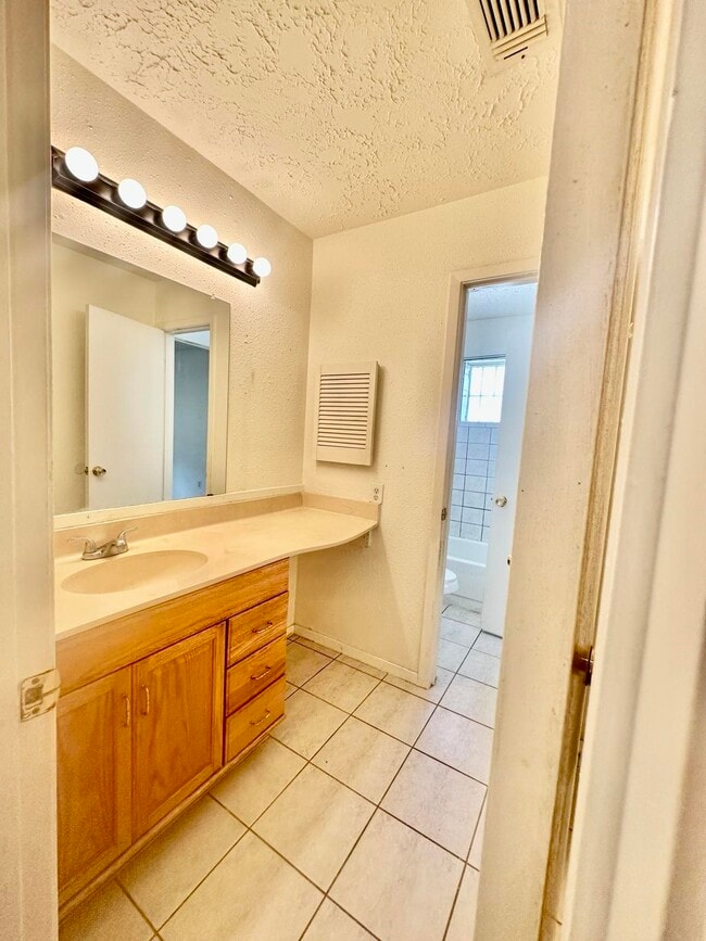 Building Photo - 2015 Lazy Ln