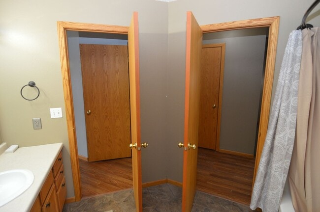 Building Photo - 2 Bed + Den, 2.5 Bathroom Townhouse for Rent