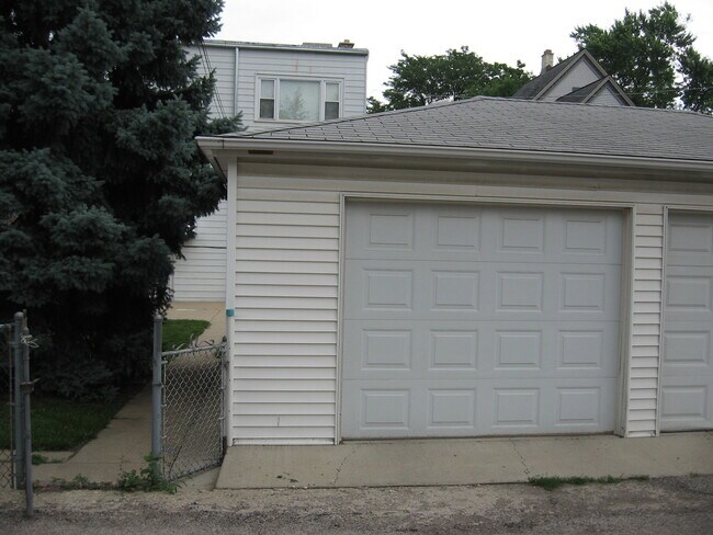 Building Photo - 3916 N Kildare Ave